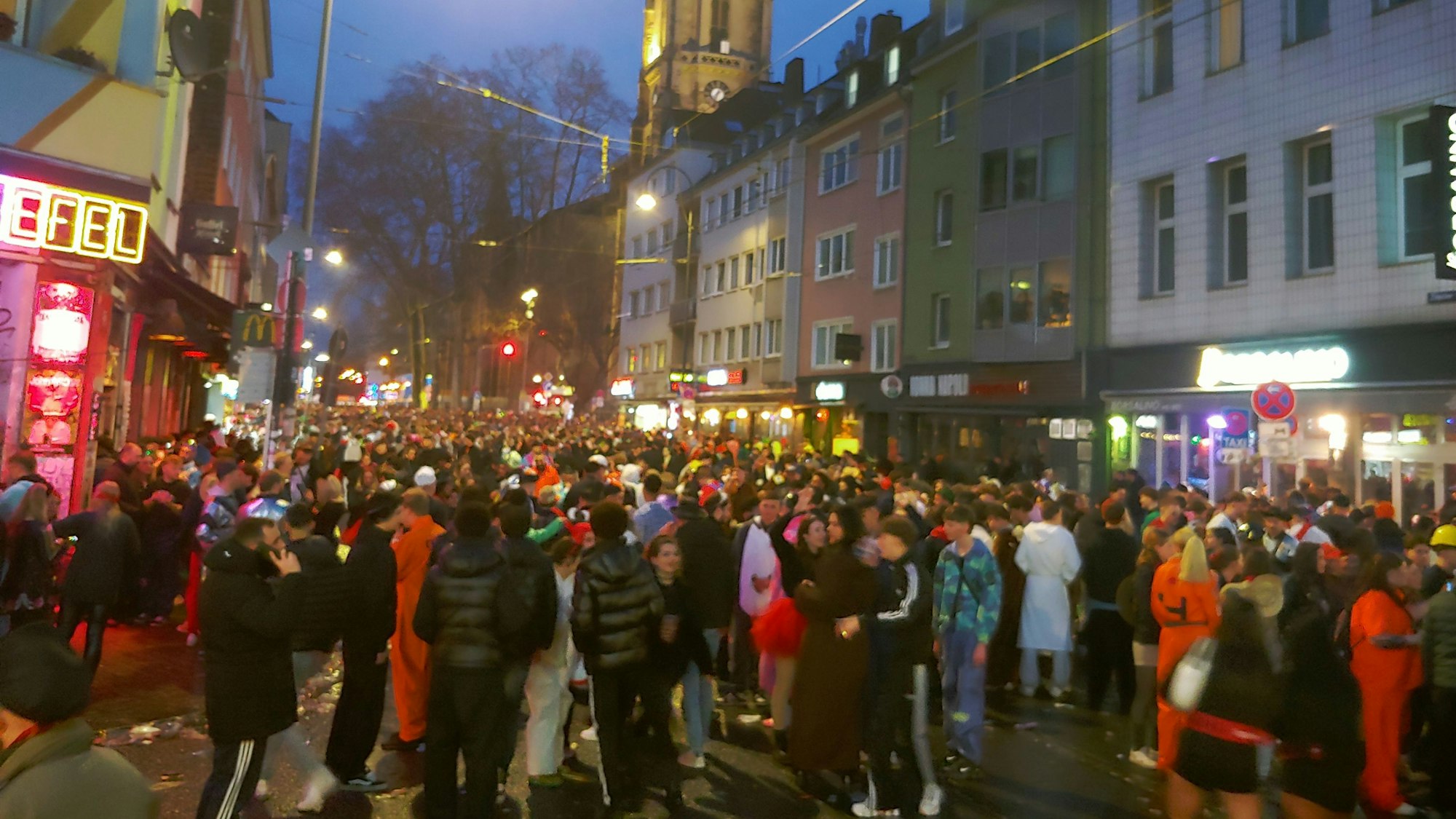 Die Partystimmung auf der Zülpicher Straße ist am Abend bestens.
