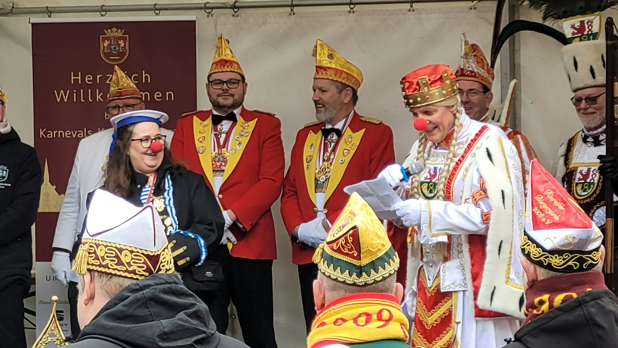 Beim Rathaussturm in Rösrath vertrat Jungfrau Bärbelchen (r.) das jecke Weibervolk und lieferte sich einen Schlagabtausch mit Bürgermeisterin Bondina Schulze (l.).