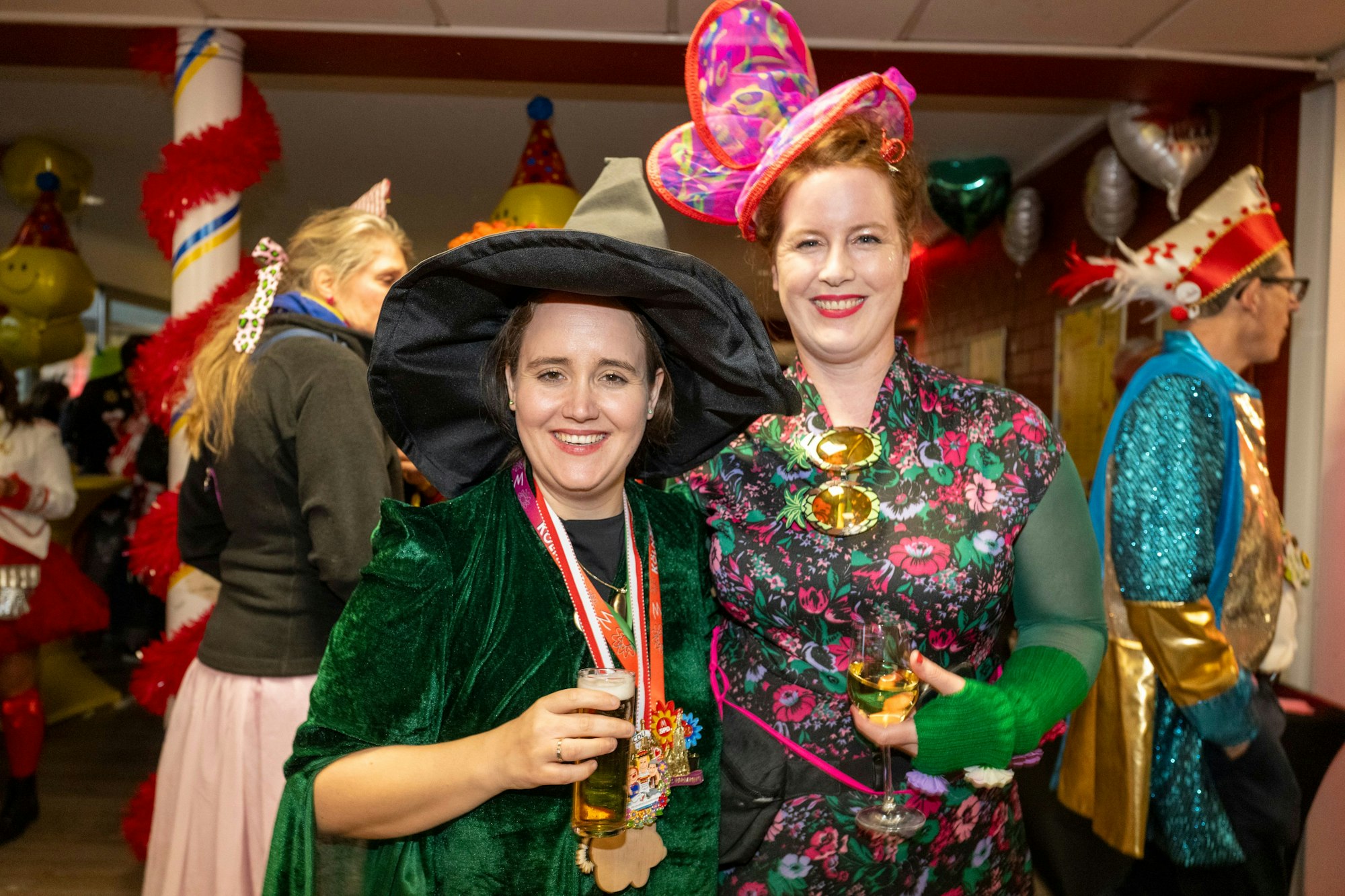 27.02.2025, Köln: Ricarda Lang und Sarah Brasack. Weiberfastnacht wird auch im Tanzbrunnen gefeiert. Foto: Uwe Weiser