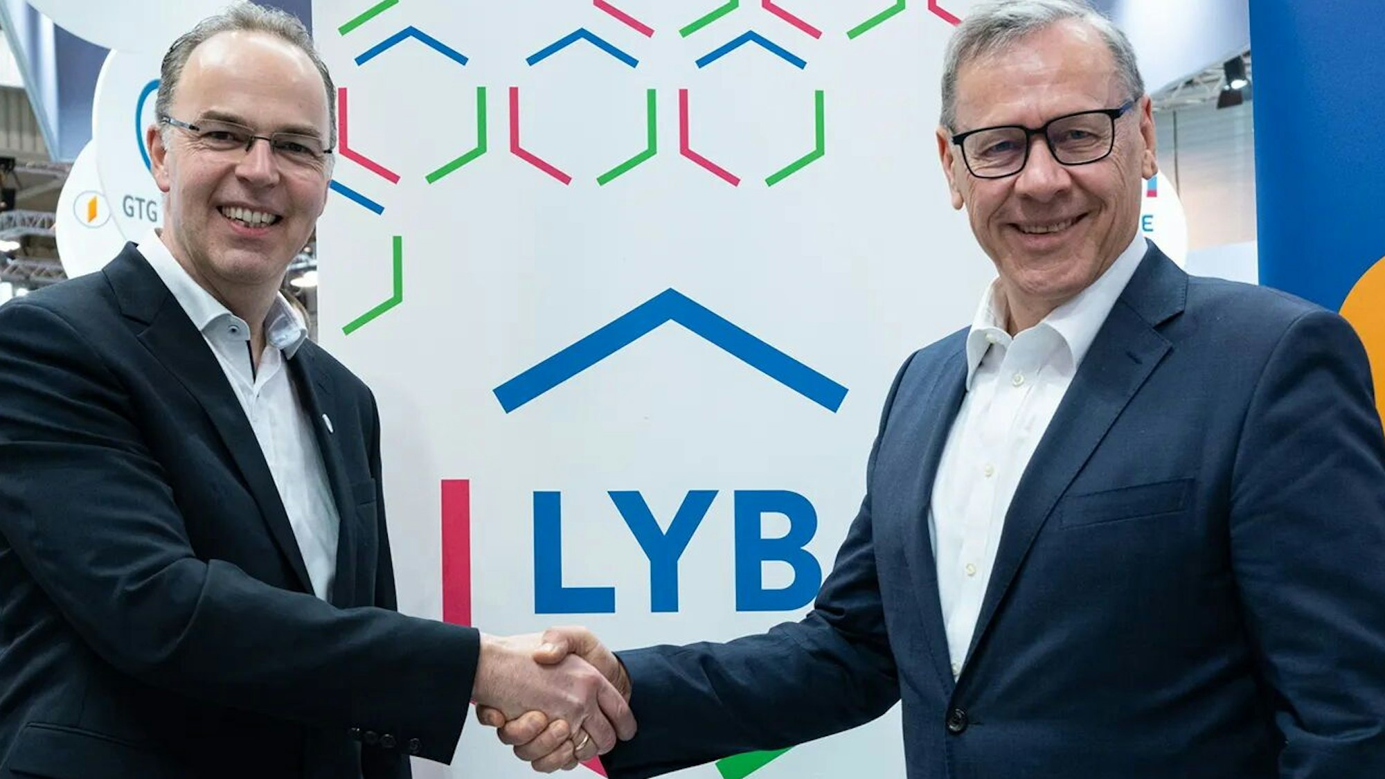 LYB Wesseling und Thyssengas vereinbaren den Anschluss an das Wasserstoffnetz: Wilfried Klein und Dr. Thomas Gößmann (v.l.)