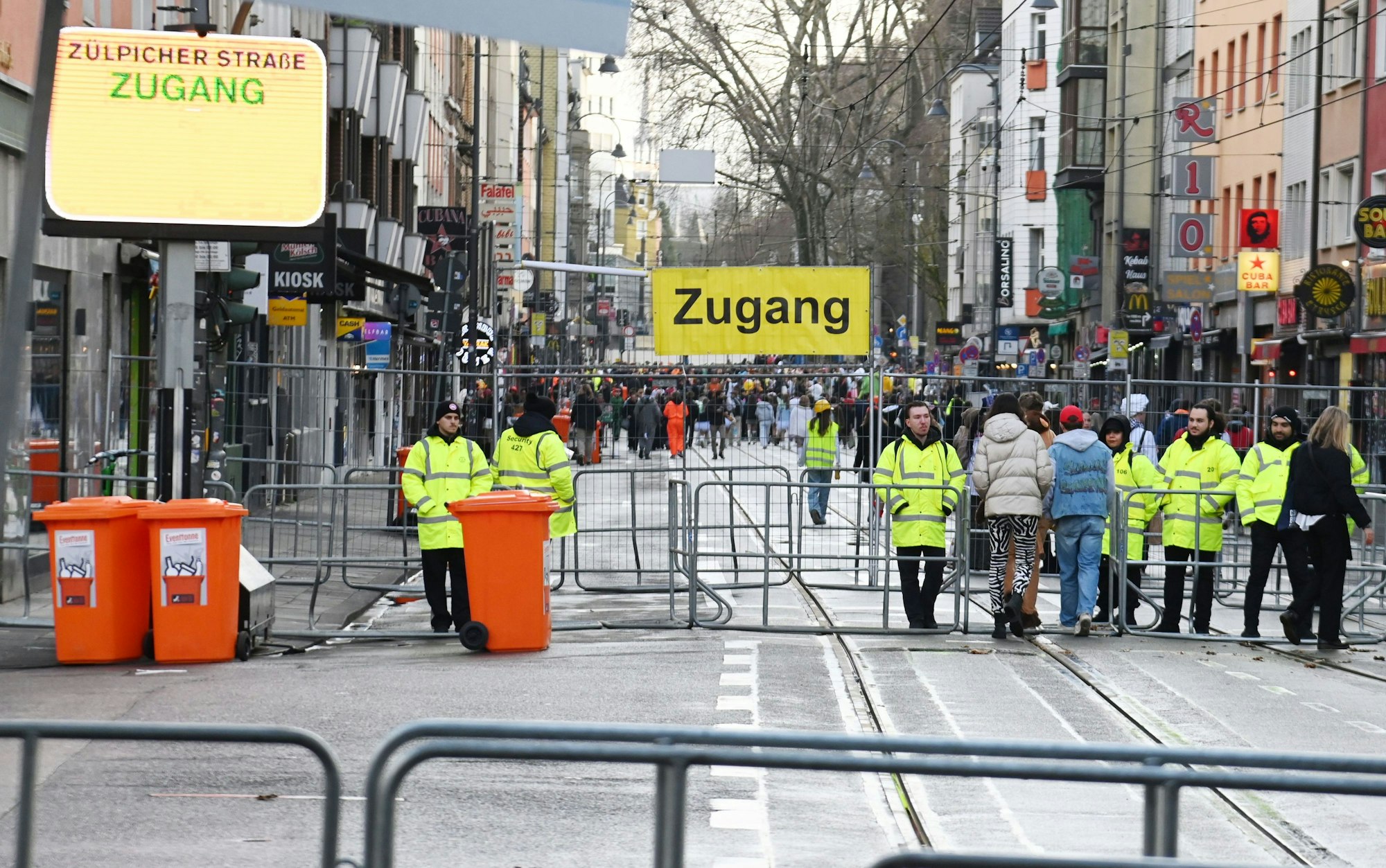 27.02.2025 Köln. Weiberfastnacht auf der Zülpicher Straße. Foto: Alexander Schwaiger