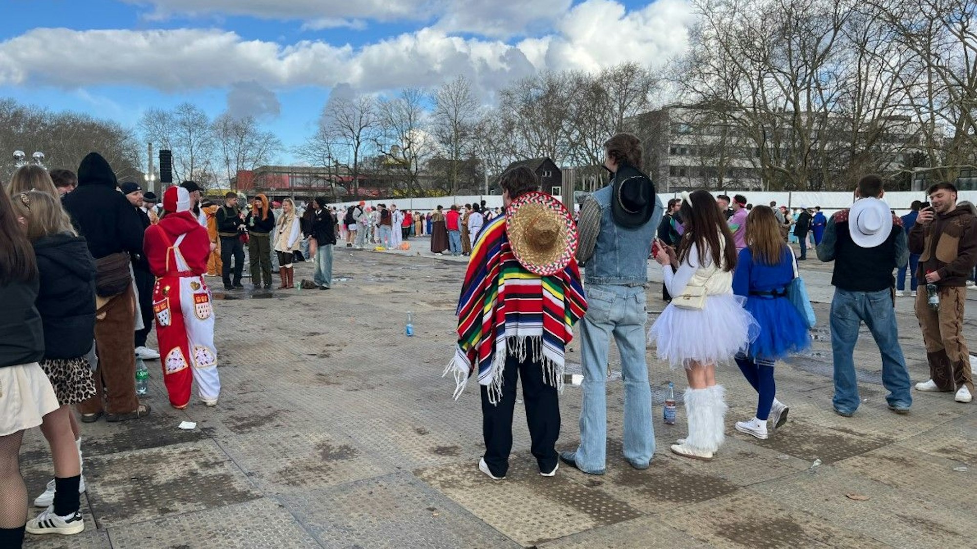 Feiernde spielen Flunbkyball