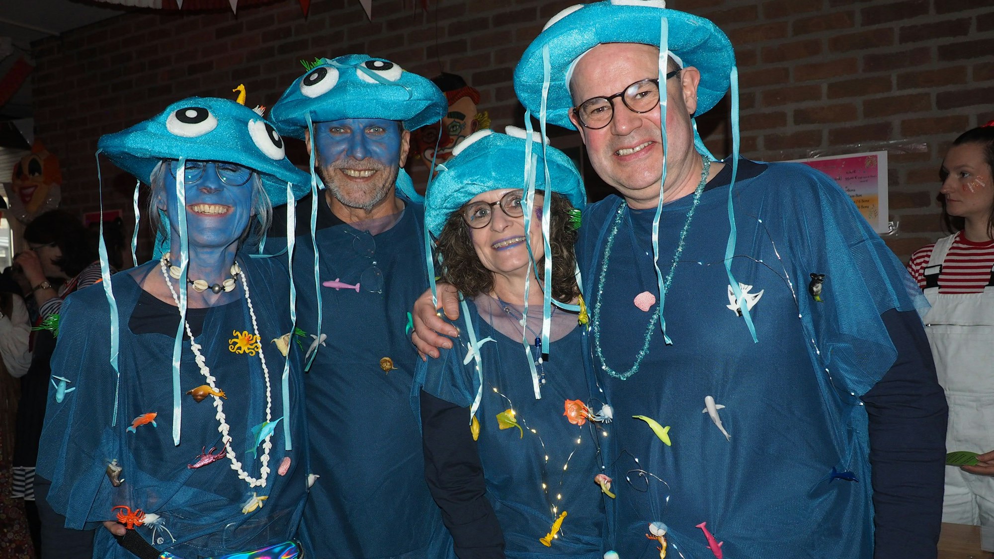 Zwei Frauen und zwei Männer in fantasievollen Kostümen.