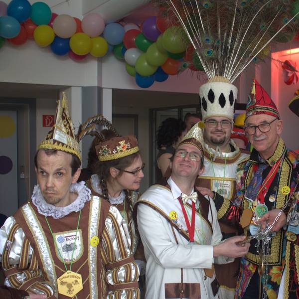 Rathauserstürm,ung in Much: Das Dregestirn vom Eichhof eroberte den verwaltungssitz von Bürgermeister Norbert Büscher (2.v.rr.)
