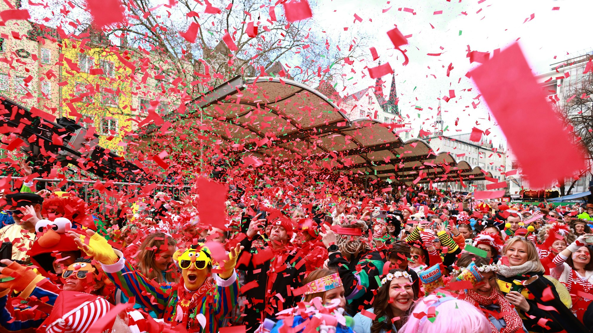 27.02.2025, Nordrhein-Westfalen, Köln: Kostümierte Jecken feiern auf dem Alter Markt den Karneval. Am Donnerstag beginnt mit der Weiberfastnacht die Karnevalssession 2025 unter dem Motto "FasteLOVEnd - wenn Dräum widder blöhe". Foto: Rolf Vennenbernd/dpa +++ dpa-Bildfunk +++
