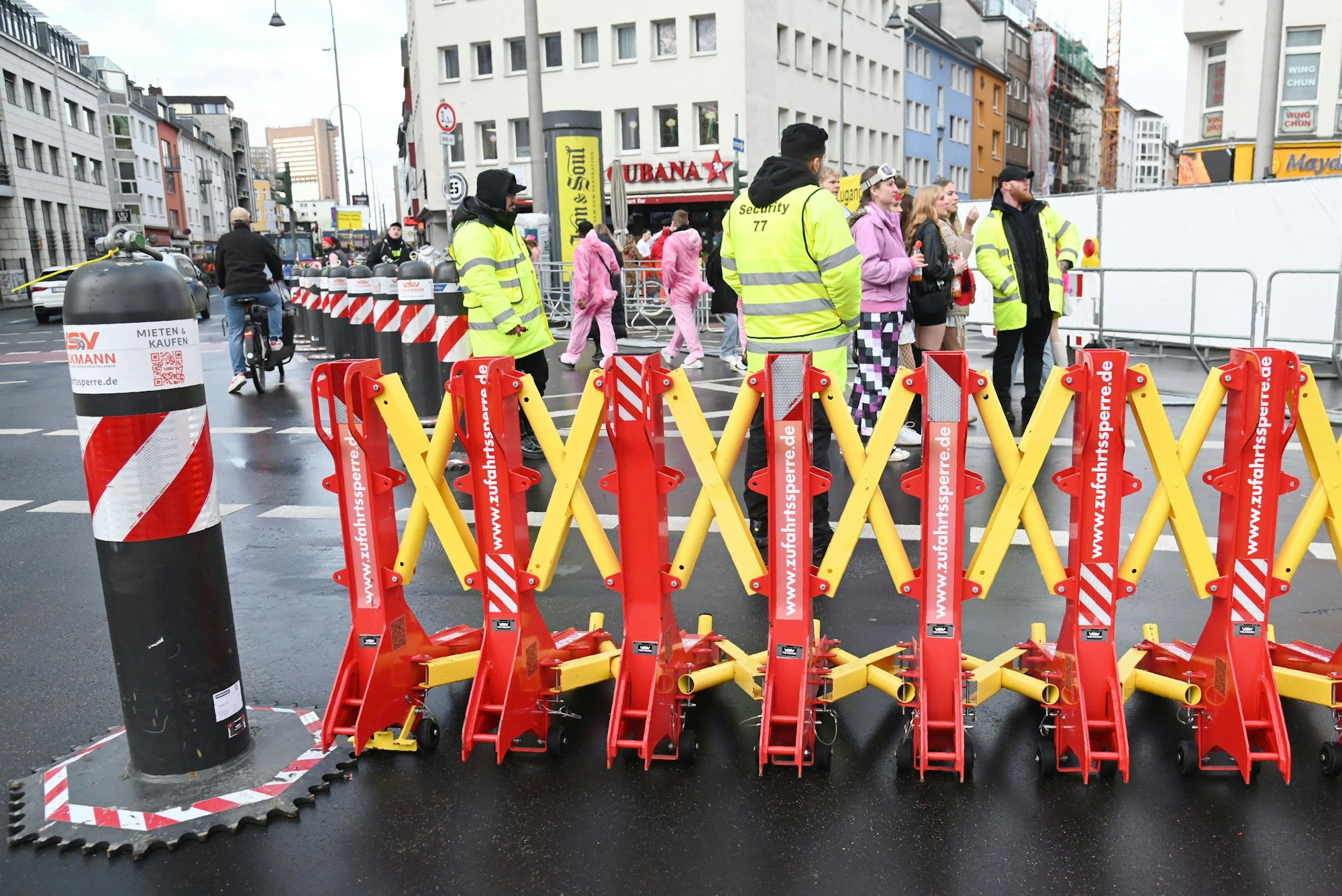 27.02.2025 Köln. Weiberfastnacht auf der Zülpicher Straße. Foto: Alexander Schwaiger