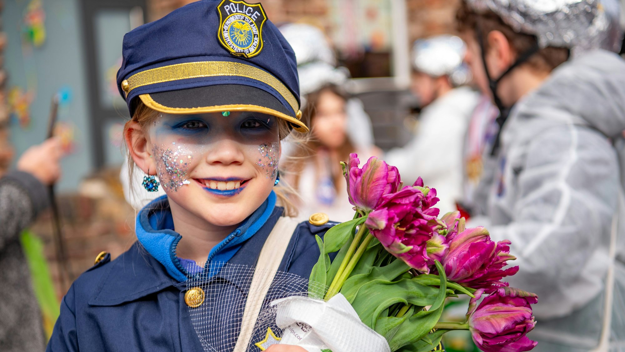 Glitzer muss sein, auch als Polizistin im Kinderzug in Kommern: Isabel verteilte fleißig Kamelle und Strüßje.