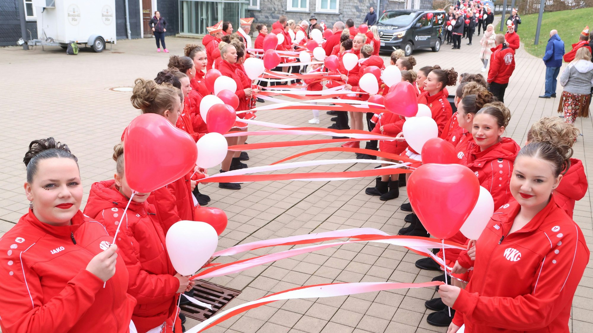 Eine lange Barriere aus Absperrbändern versperrte den Weg zum Rathaus: