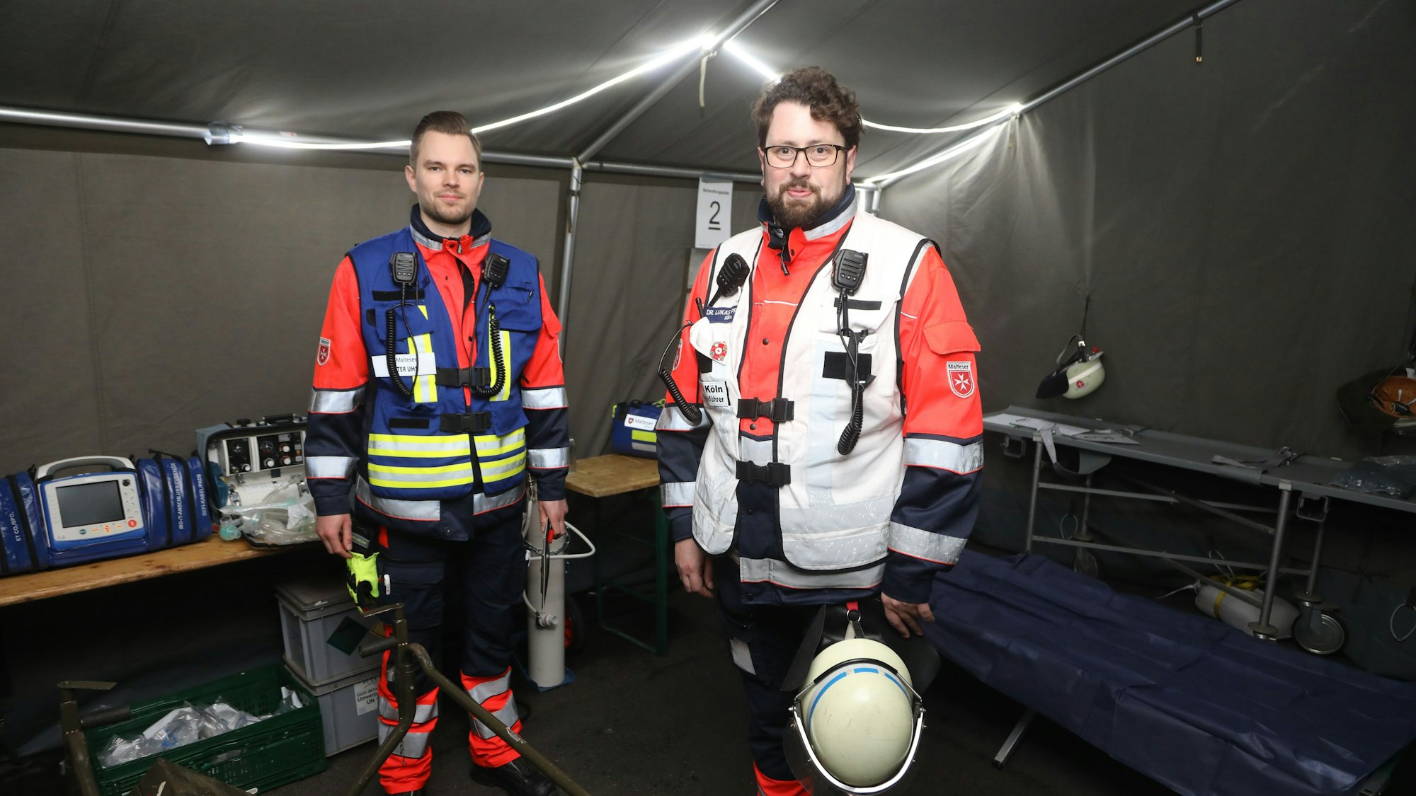27.02.2025, Köln: Lukas Preußler (rechts) ist der Leiter des Sanitätsdienstes gemeinsam mit Sebastian Wrenger, Leiter der Unhallhilfsstelle 13 der Malteser koordinieren sie den Einsatz an Weiberfastnacht an der Zülpicher Viertel.