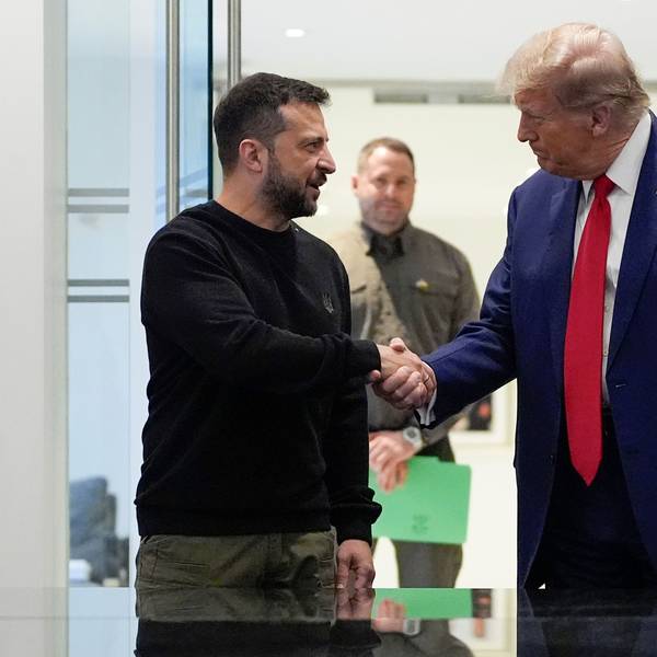 Donald Trump gibt dem ukrainischen Präsidenten Wolodymyr Selenskyj im Trump Tower bei einem Treffen die Hand. (Archivbild)