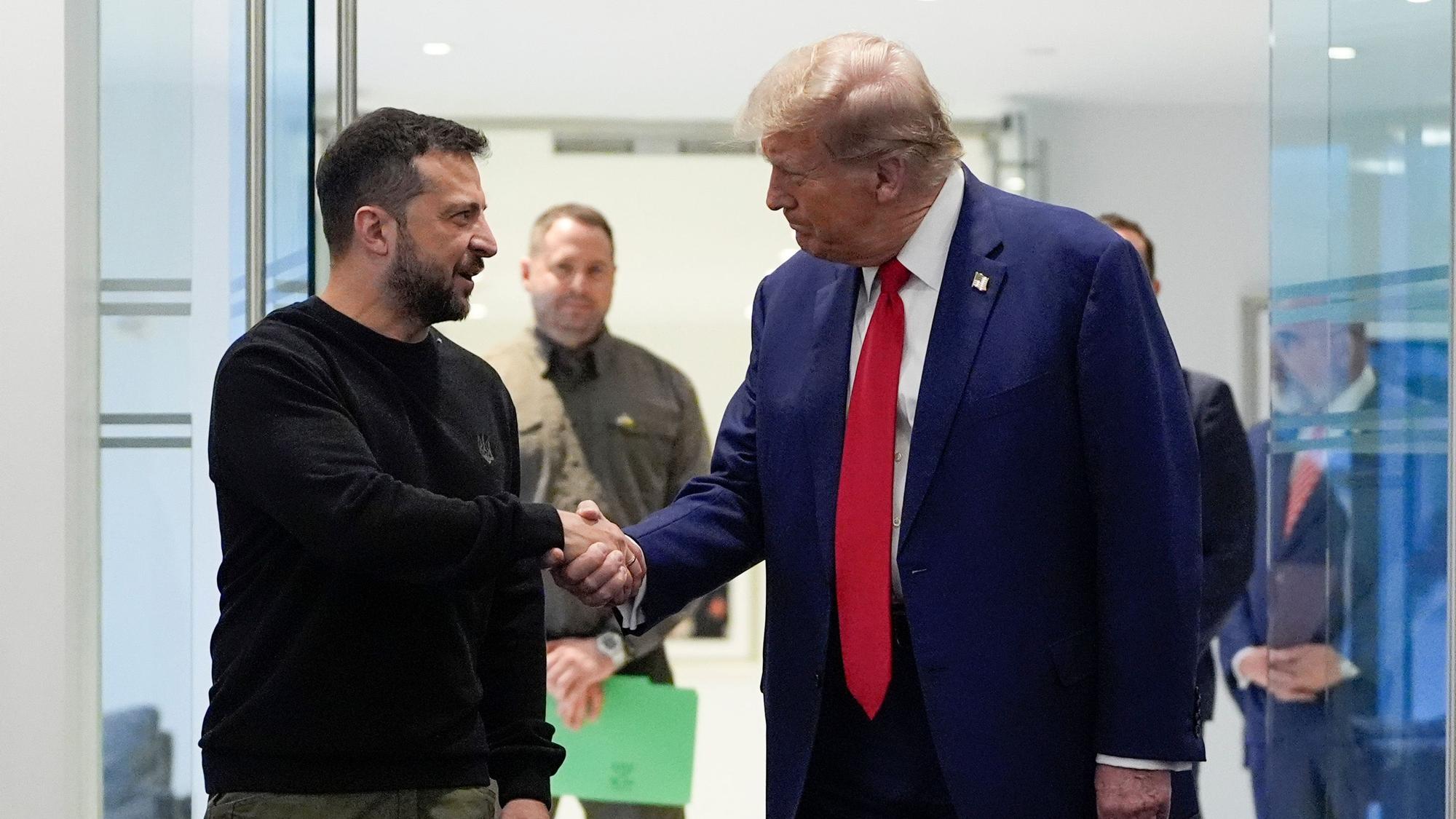 Donald Trump gibt dem ukrainischen Präsidenten Wolodymyr Selenskyj im Trump Tower bei einem Treffen die Hand. (Archivbild)