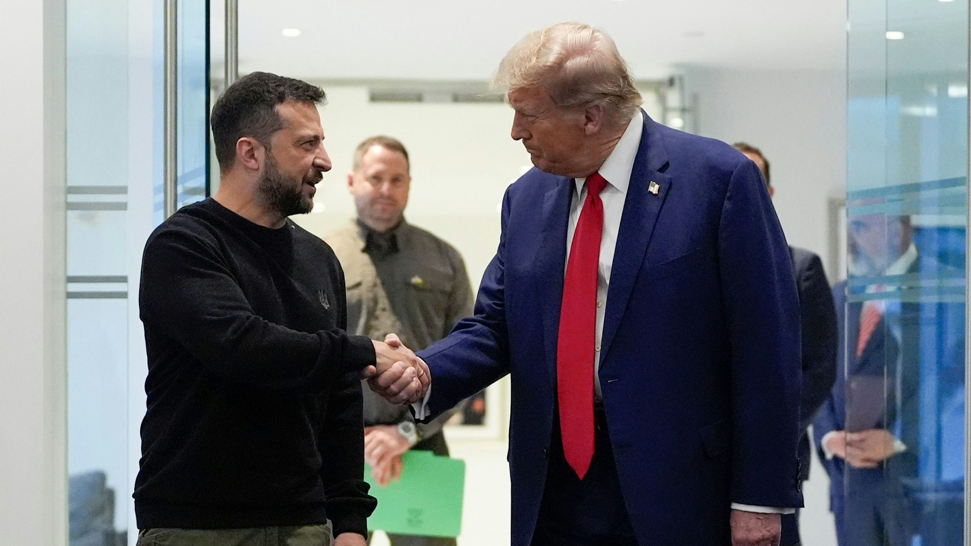 Donald Trump gibt dem ukrainischen Präsidenten Wolodymyr Selenskyj im Trump Tower bei einem Treffen die Hand. (Archivbild)