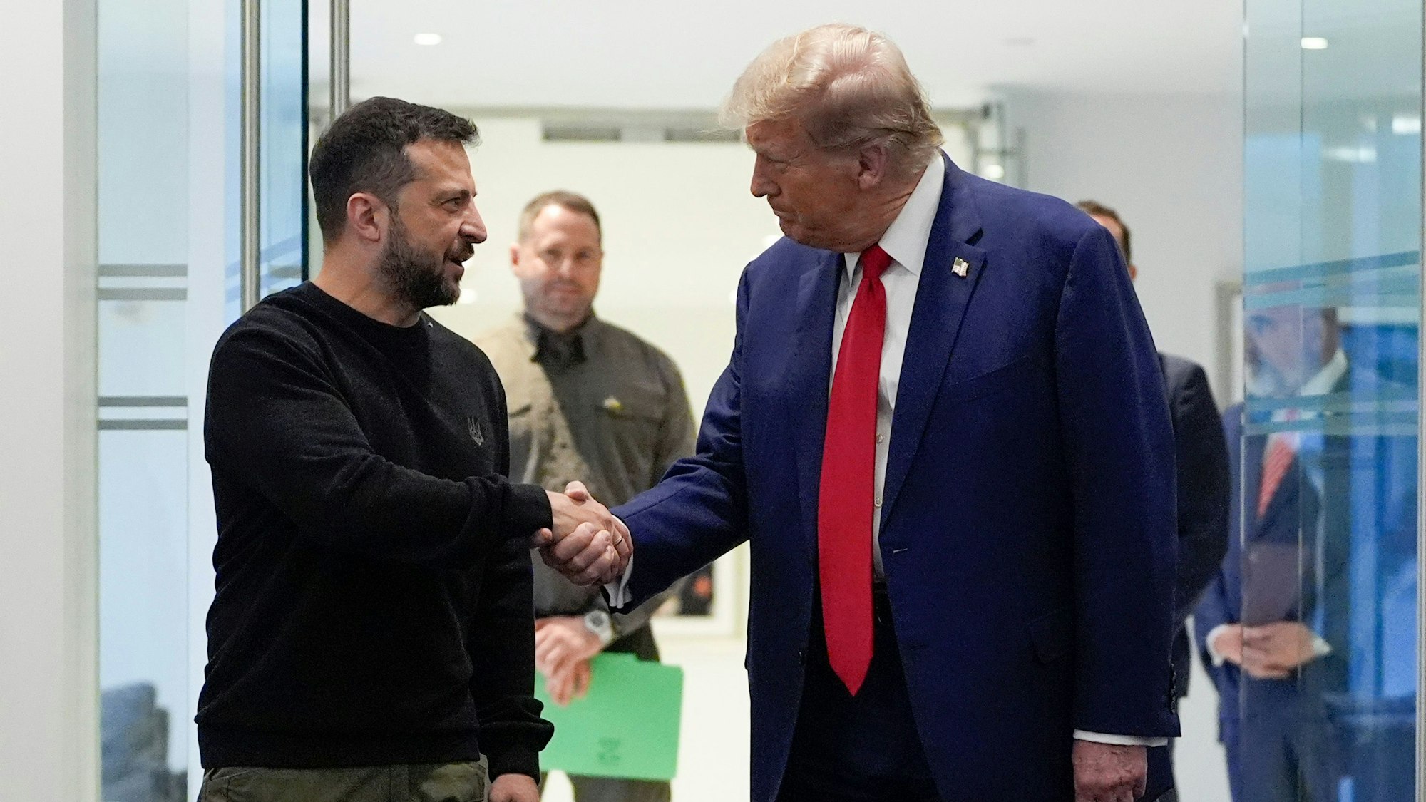 Donald Trump (r) und der ukrainische Präsident Wolodymyr Selenskyj geben sich bei einem Treffen im Trump Tower im September 2024 bei einem Treffen die Hand.