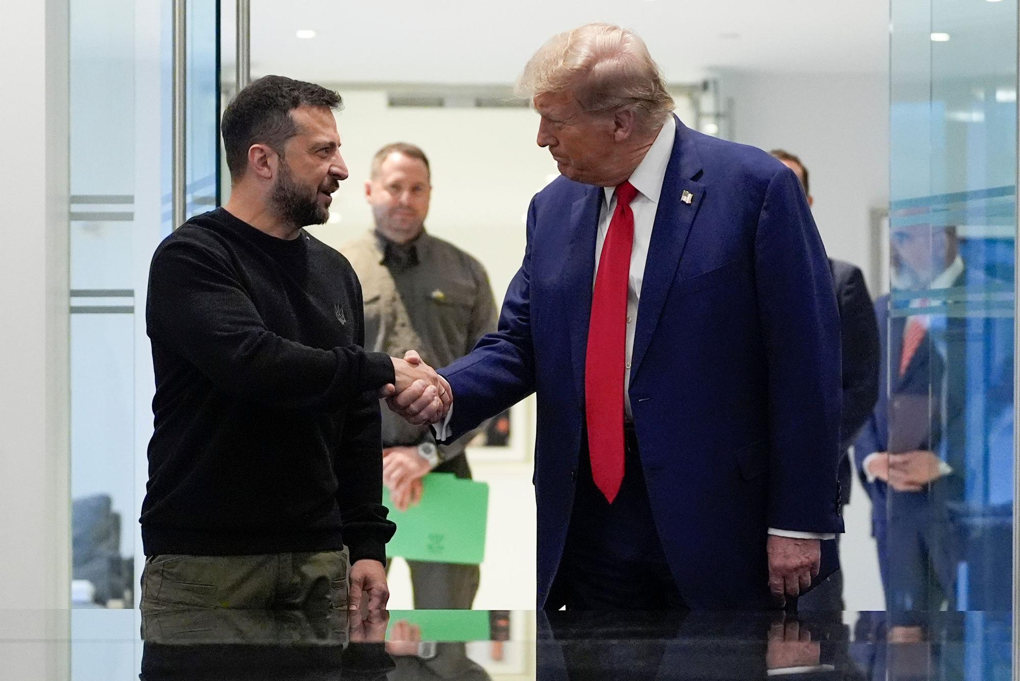 Das Bild zeigt Donald Trump (rechts), damals noch republikanischer US-Präsidentschaftskandidat und ehemaliger US-Präsident, wie er dem ukrainischen Präsidenten Wolodymyr Selenskyj im Trump Tower bei einem Treffen im September 2024 die Hand gibt.