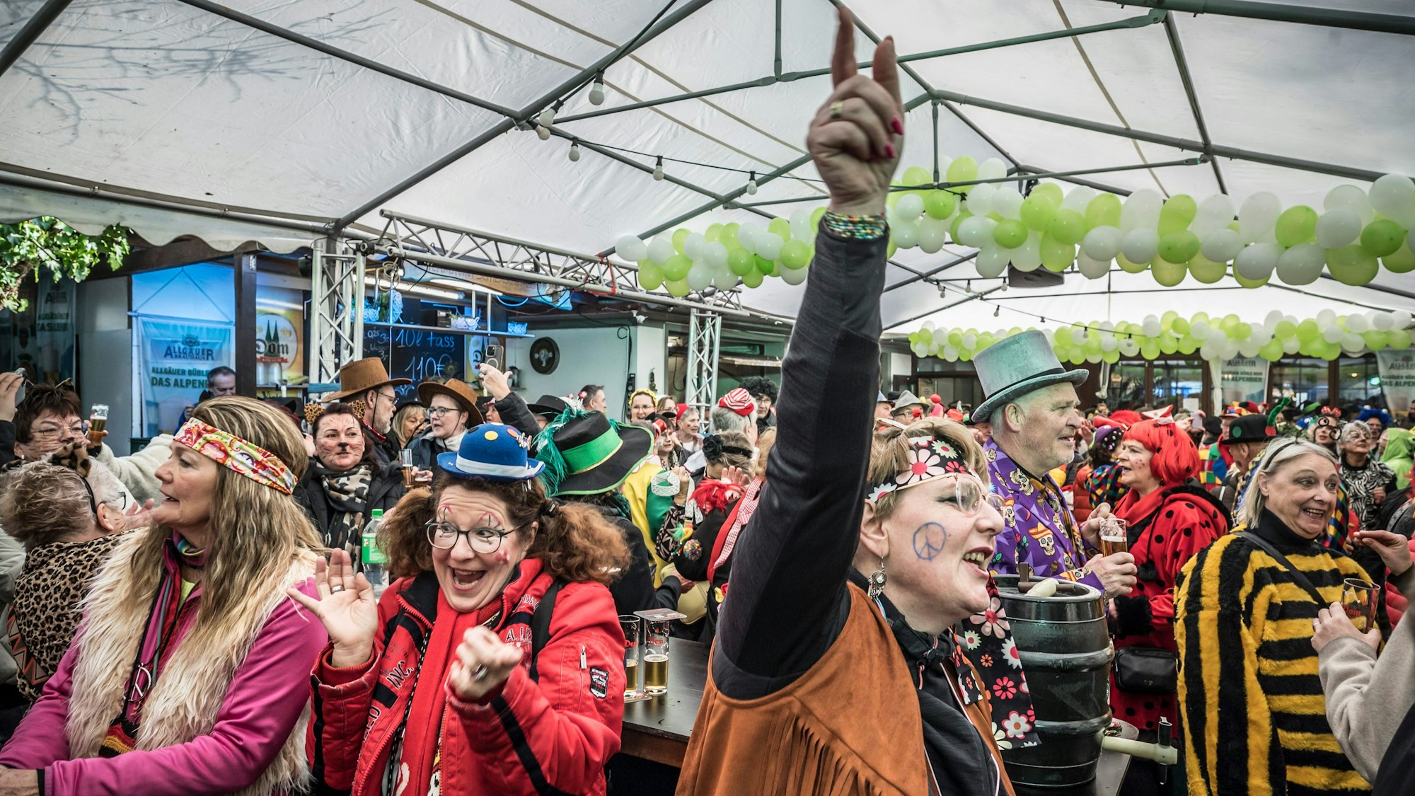 Zug der Schlebuscher Weiber an Weiberfastnacht. Foto: Ralf Krieger
