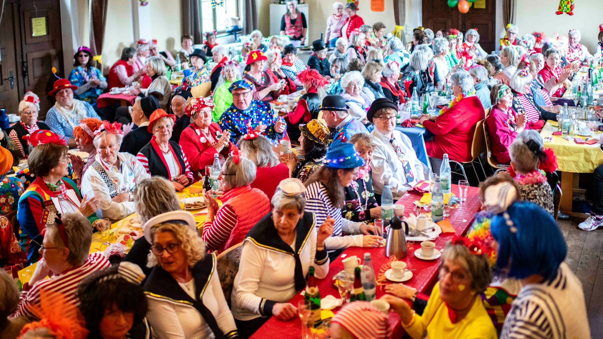 Zahlreiche kostümierte Jecke feiern in Kreuzweingarten.