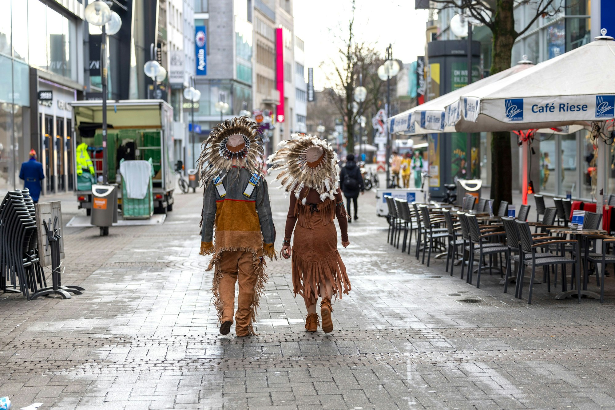 Zwei verkleidete Karnevalisten gehen durch die Innenstadt.