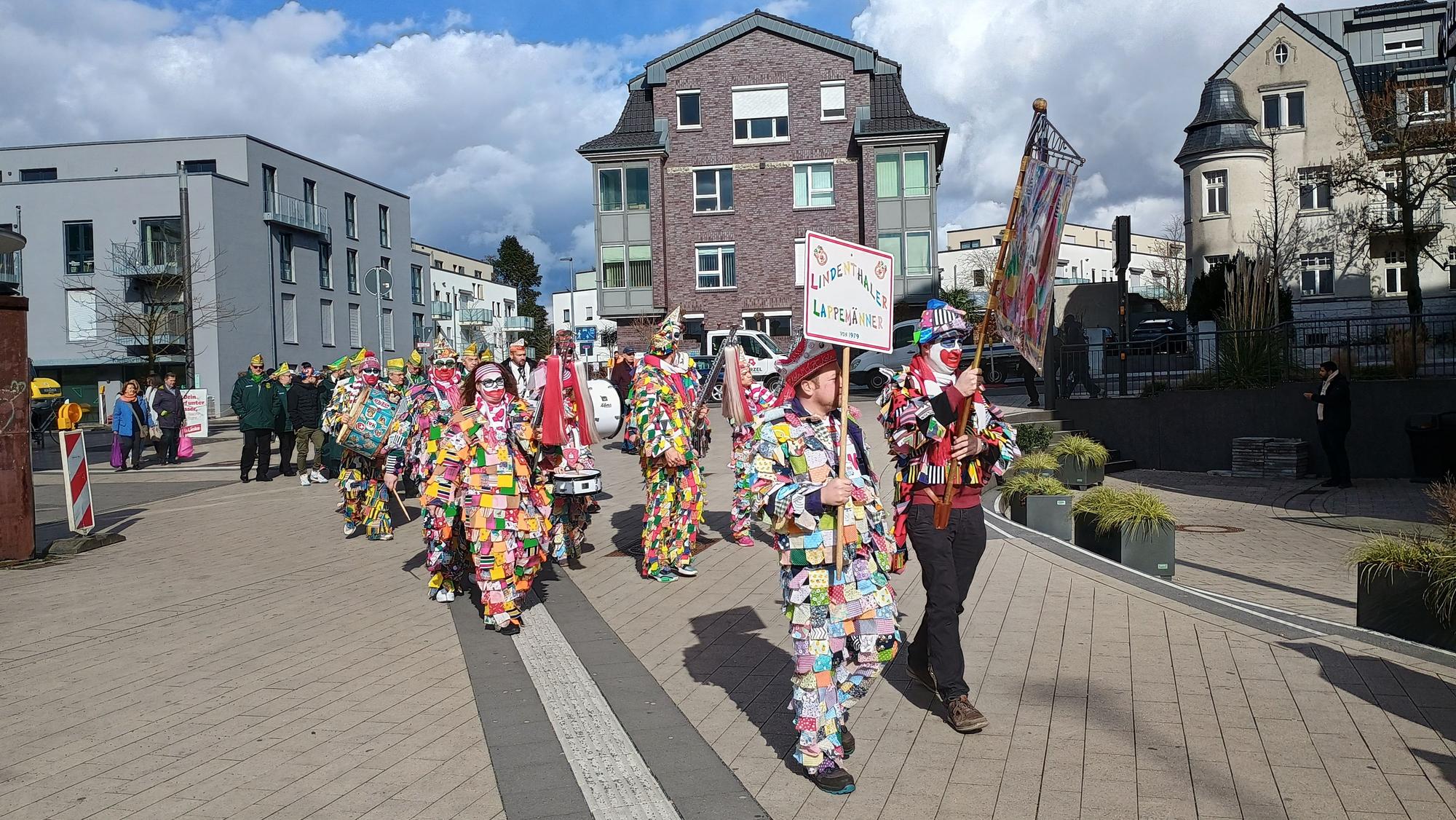 Voran gehen Jecken der Lindenthaler Lappen, erkennbar an ihren Kostümen, die aus vielen Flicken bestehen.