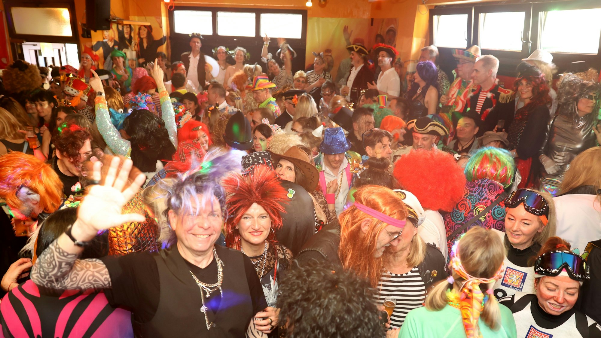 27.02.2025
Köln:
„Drink doch ene met“ und „Mer sin eins“. Unsere Reporterinnen ergründen im „Mainzer Hof“, warum Kneipenkarneval in diesen Zeiten für das Zusammengehörigkeitsgefühl so wichtig ist. (Reportage).
Foto: Martina Goyert