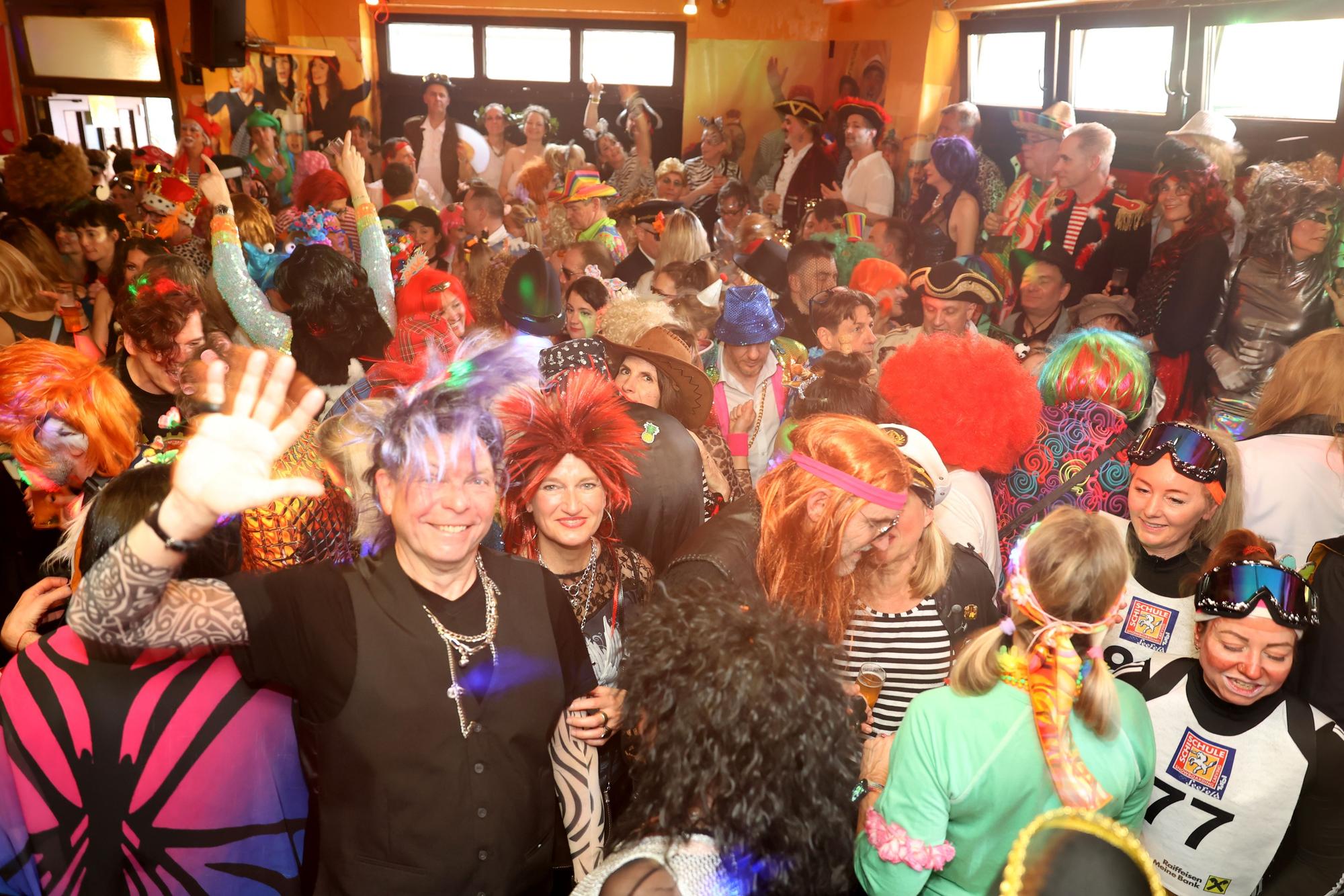 27.02.2025
Köln:
„Drink doch ene met“ und „Mer sin eins“. Unsere Reporterinnen ergründen im „Mainzer Hof“, warum Kneipenkarneval in diesen Zeiten für das Zusammengehörigkeitsgefühl so wichtig ist. (Reportage).
Foto: Martina Goyert