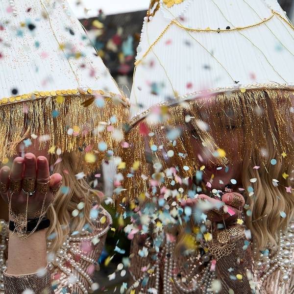Als Stehlampen hatten sich Alice Neuwaldt und Nathalie Dyck im Karnevalszug in Blankenheimerdorf verkleidet.
