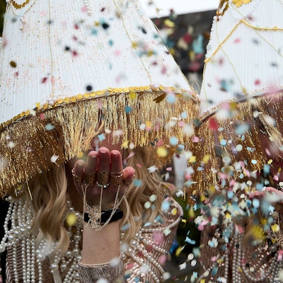 Als Stehlampen hatten sich Alice Neuwaldt und Nathalie Dyck im Karnevalszug in Blankenheimerdorf verkleidet.