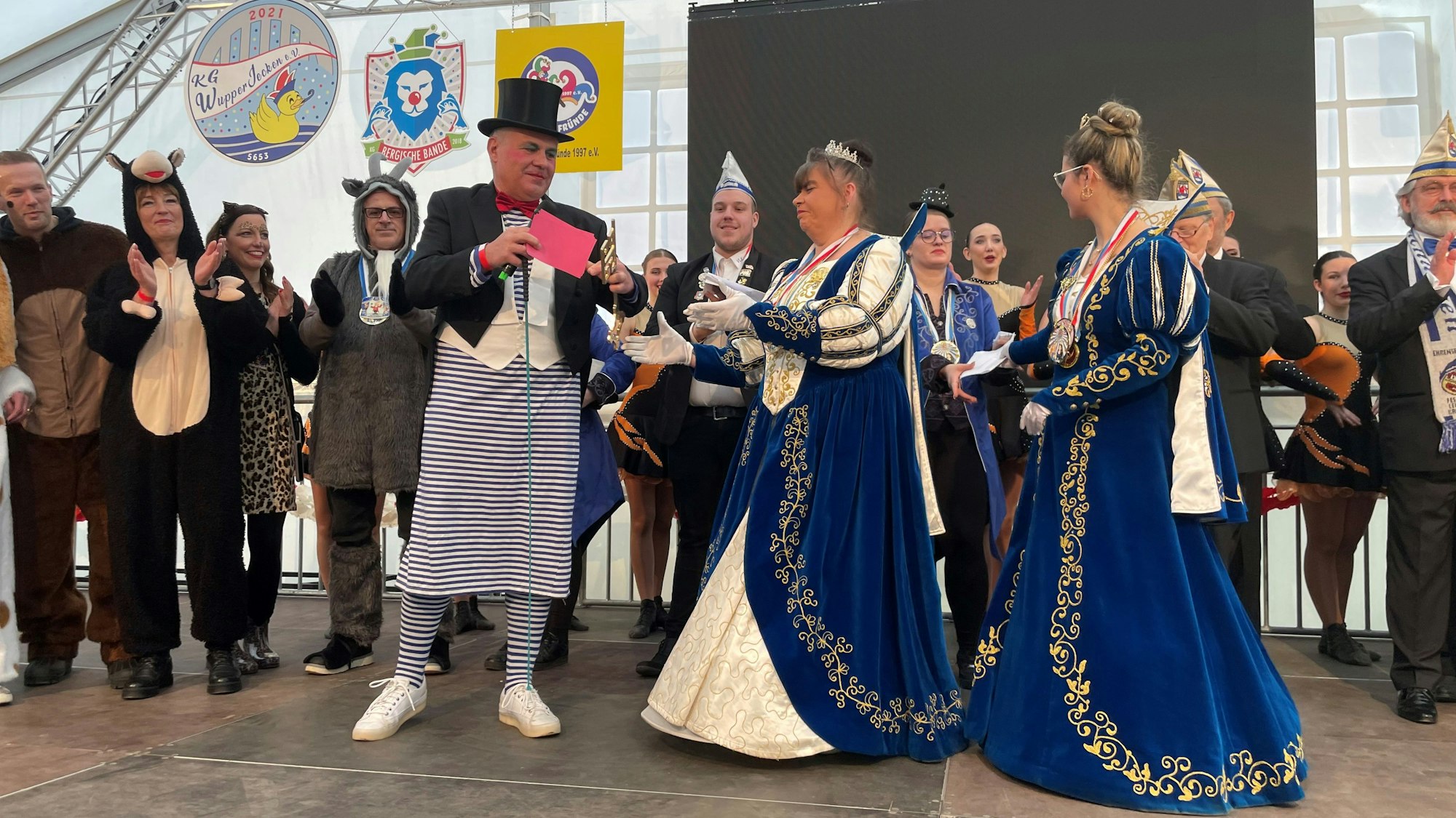 Bürgermeister und Zirkusdirektor Frank Steffes musste schließlich den Stadtschlüssel doch an Katharina I. (Moll) und Chantal I. (Schlage) überreichen.