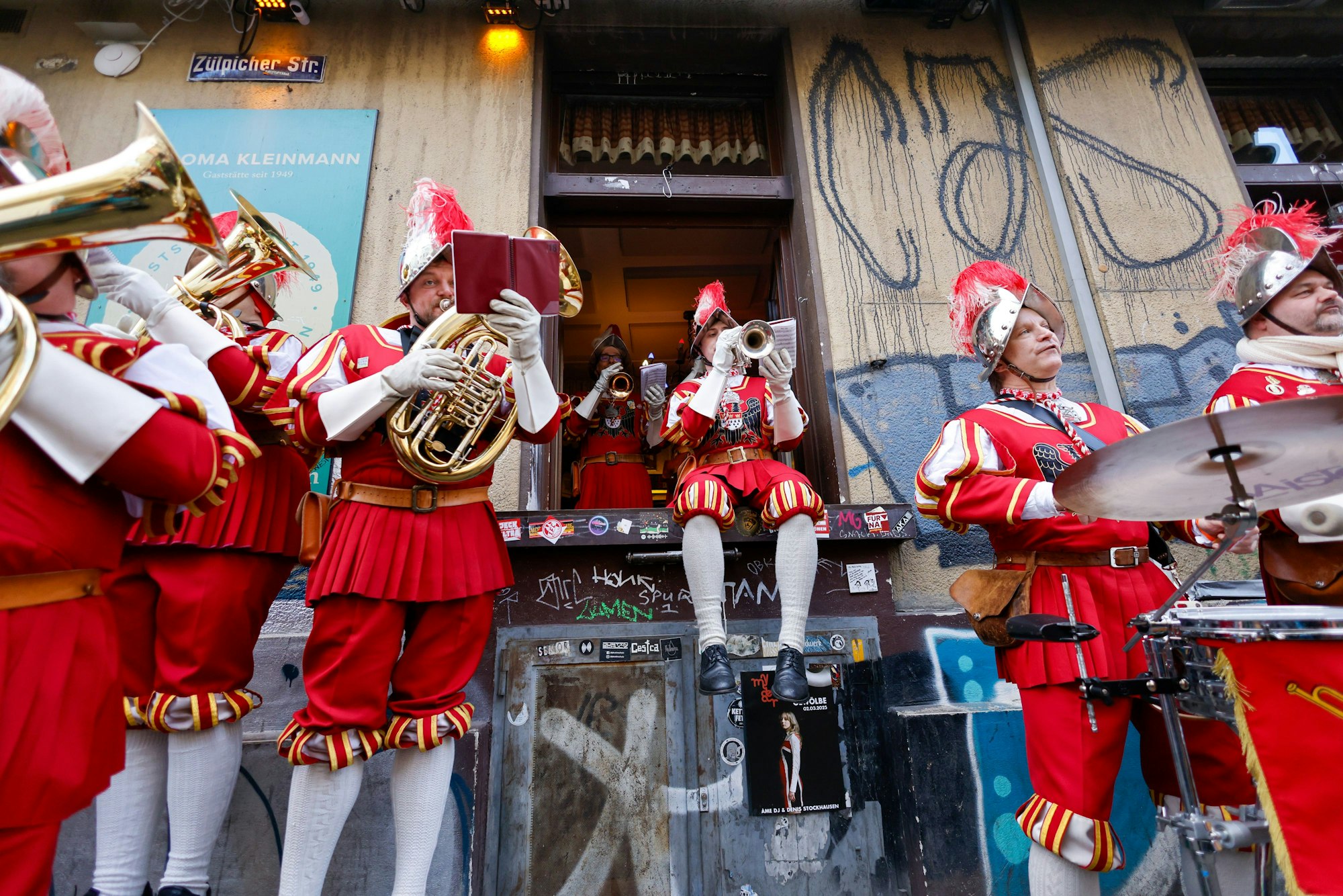 Musiker der Kölner Ratsbläser spielen um 11.11 Uhr an der Zülpicher Straße.