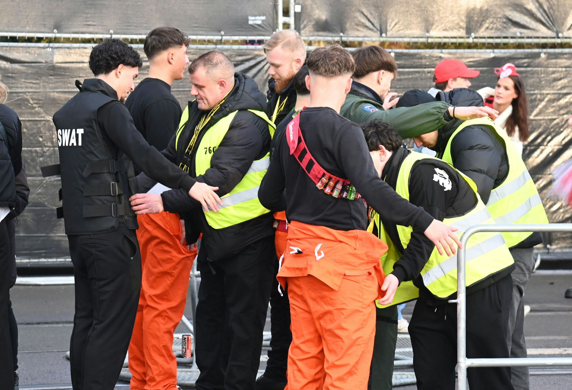 Karnevalisten werden an der Zülpicher Straße kontrolliert.