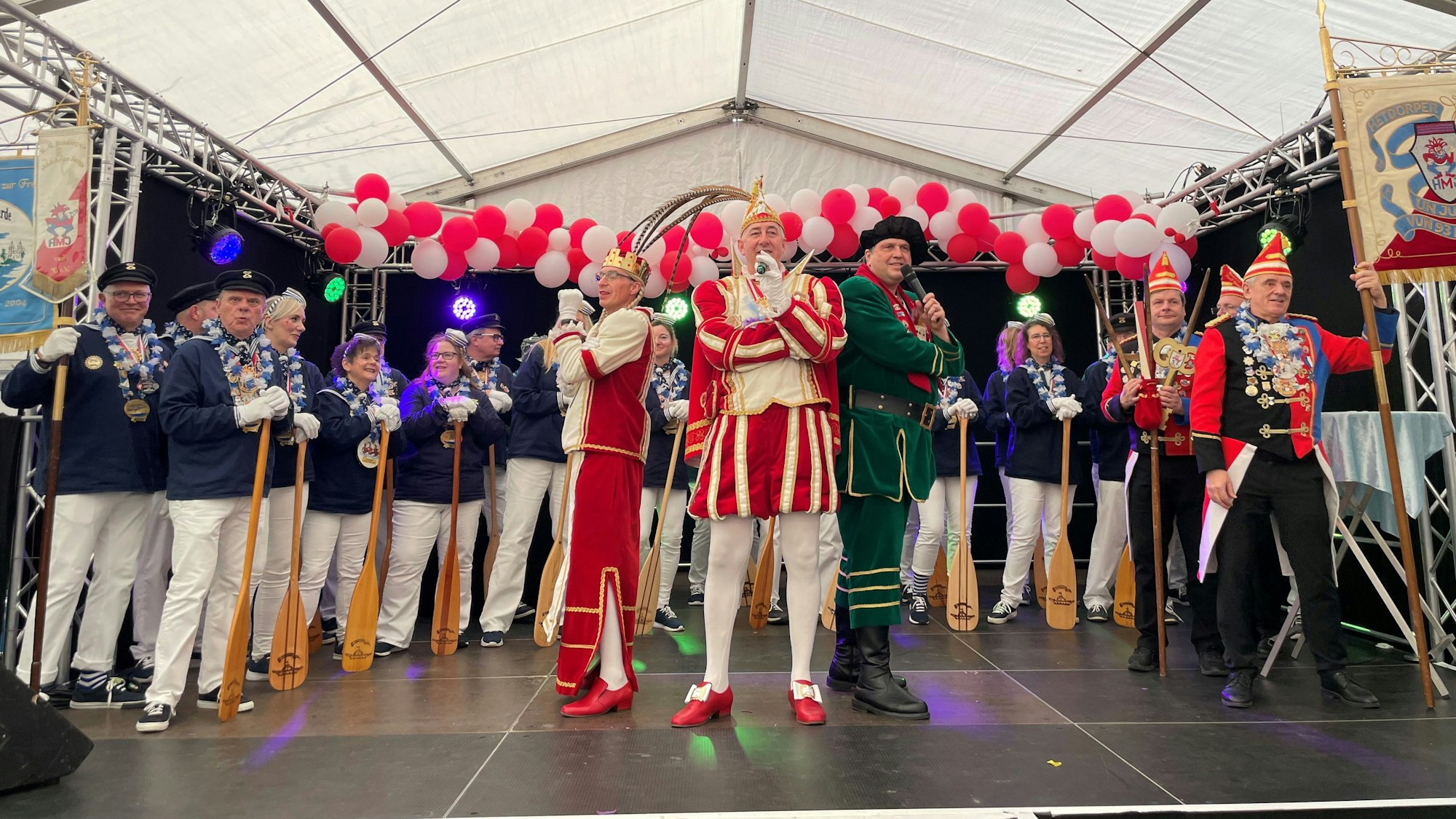 Das Hitdorfer Dreigestirn trat im Opladener Festzelt auf: Prinz Thomas I. (Thomas Lasogga), Bauer Jürgen (Jürgen Klaue) und Jungfrau Toffi (Christoph Kürten).