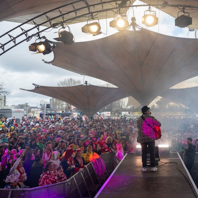 Startschuss: Björn Heuser eröffnet die Veranstaltung am Tanzbrunnen.