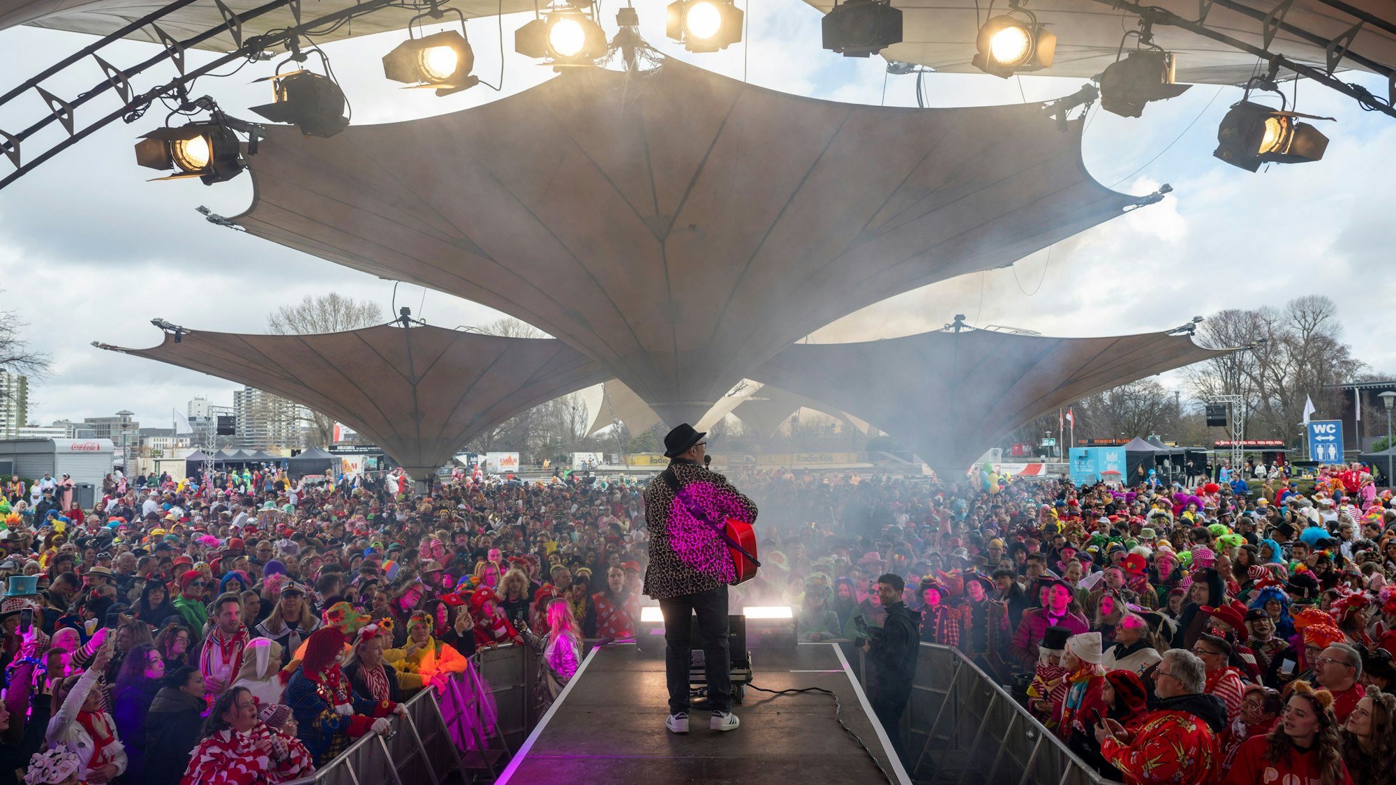 Der Tanzbrunnen zieht jährlich mehrere hunderttausend Menschen an – wie hier bei der Weiberfastnacht 2025. (Archivbild)