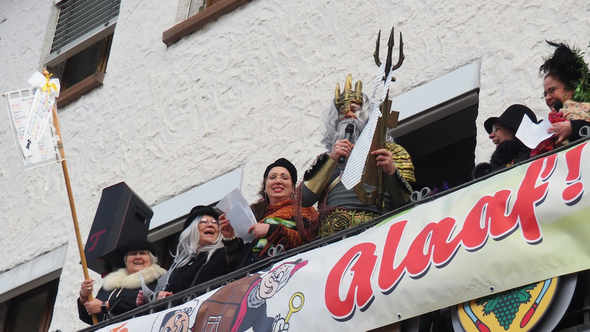 Zülpichs Bürgermeister Ulf Hürtgen ist als Neptun verkleidet und versucht am Weiberdonnerstag, mit dem Dreizack das Rathaus zu verteidigen.