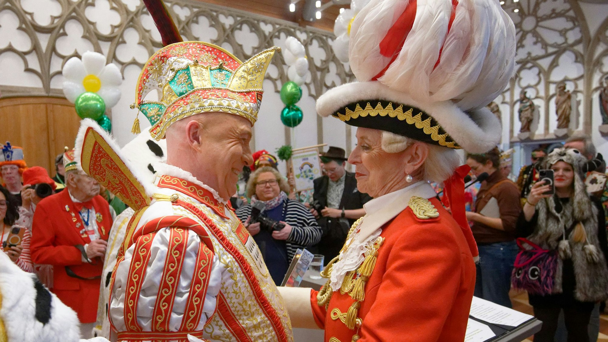 Kölns Oberbürgermeisterin Henriette Reker an Weiberfastnacht im Rathaus den Prinzen René.