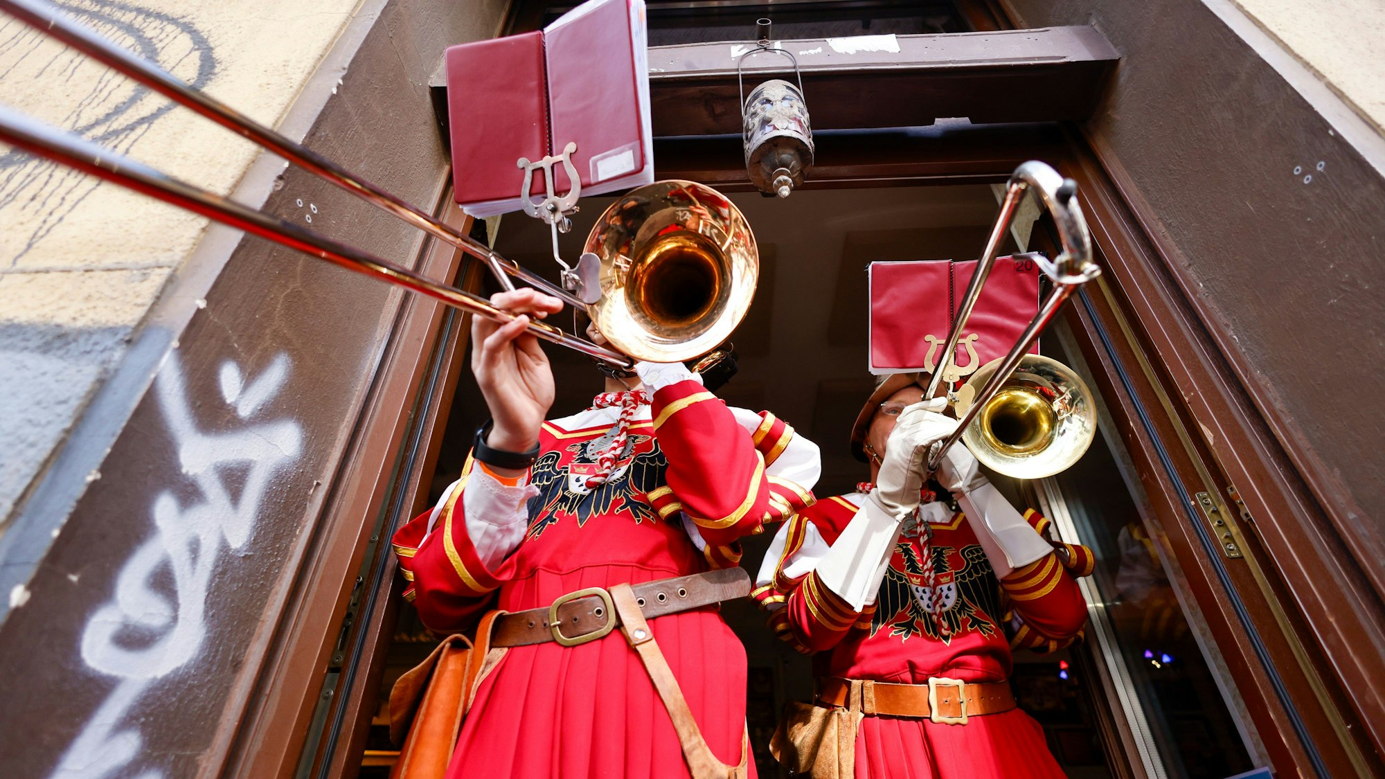Posaunenspieler der Kölner Ratsbläser stehen in der Wirtschaftstür bei Oma Kleinmann.
