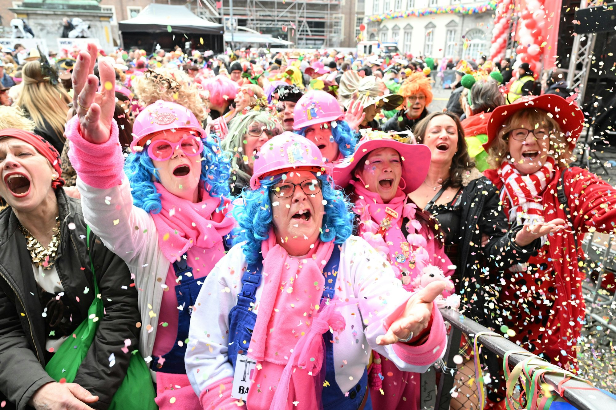 Auf dem Alter Markt ist zu Weiberfastnacht eine Menge los.