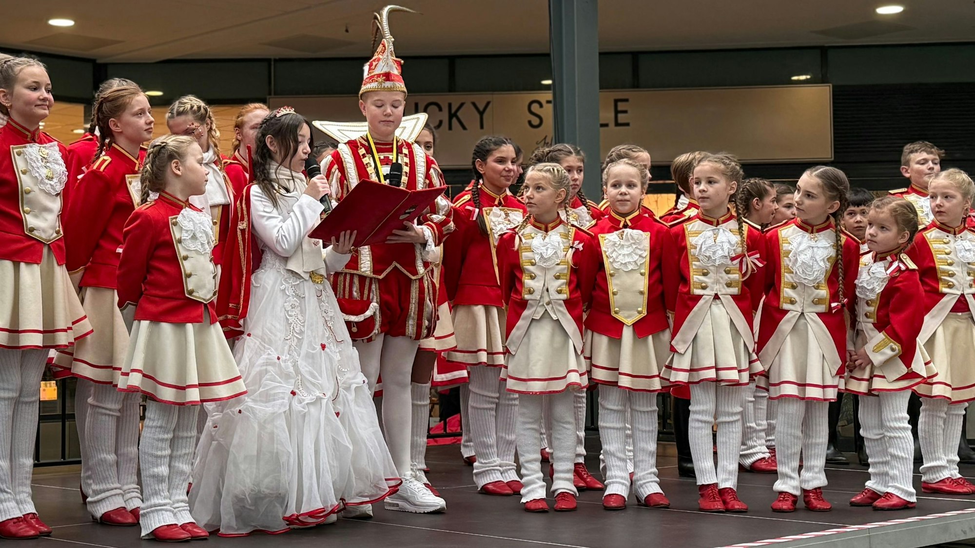 Das Opladener Kinderprinzenpaar, Nathalie Hebbel und Michael Frank, umrahmt von seiner Tanzgarde