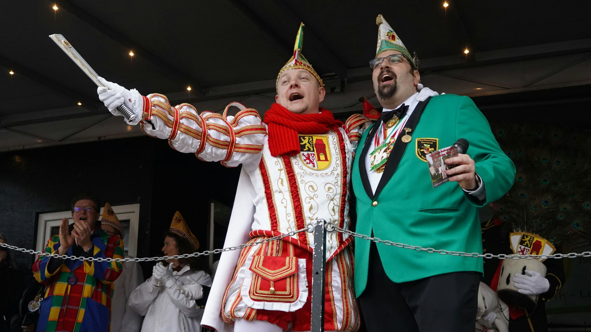 Das Foto zeigt Prinz Danel I. und den Sitzungspräsidenten des Festkomitees Andreas Noch.