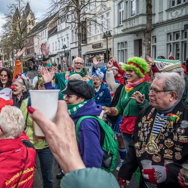 Zug der Schlebuscher Weiber an Weiberfastnacht. Foto: Ralf Krieger