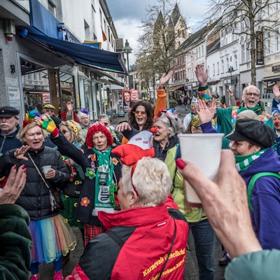 Zug der Schlebuscher Weiber an Weiberfastnacht. Foto: Ralf Krieger