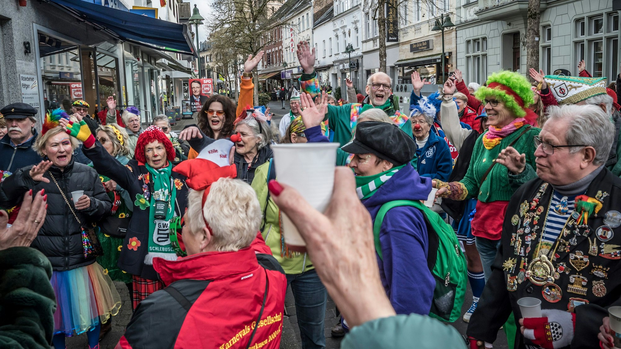 Zug der Schlebuscher Weiber an Weiberfastnacht. Foto: Ralf Krieger