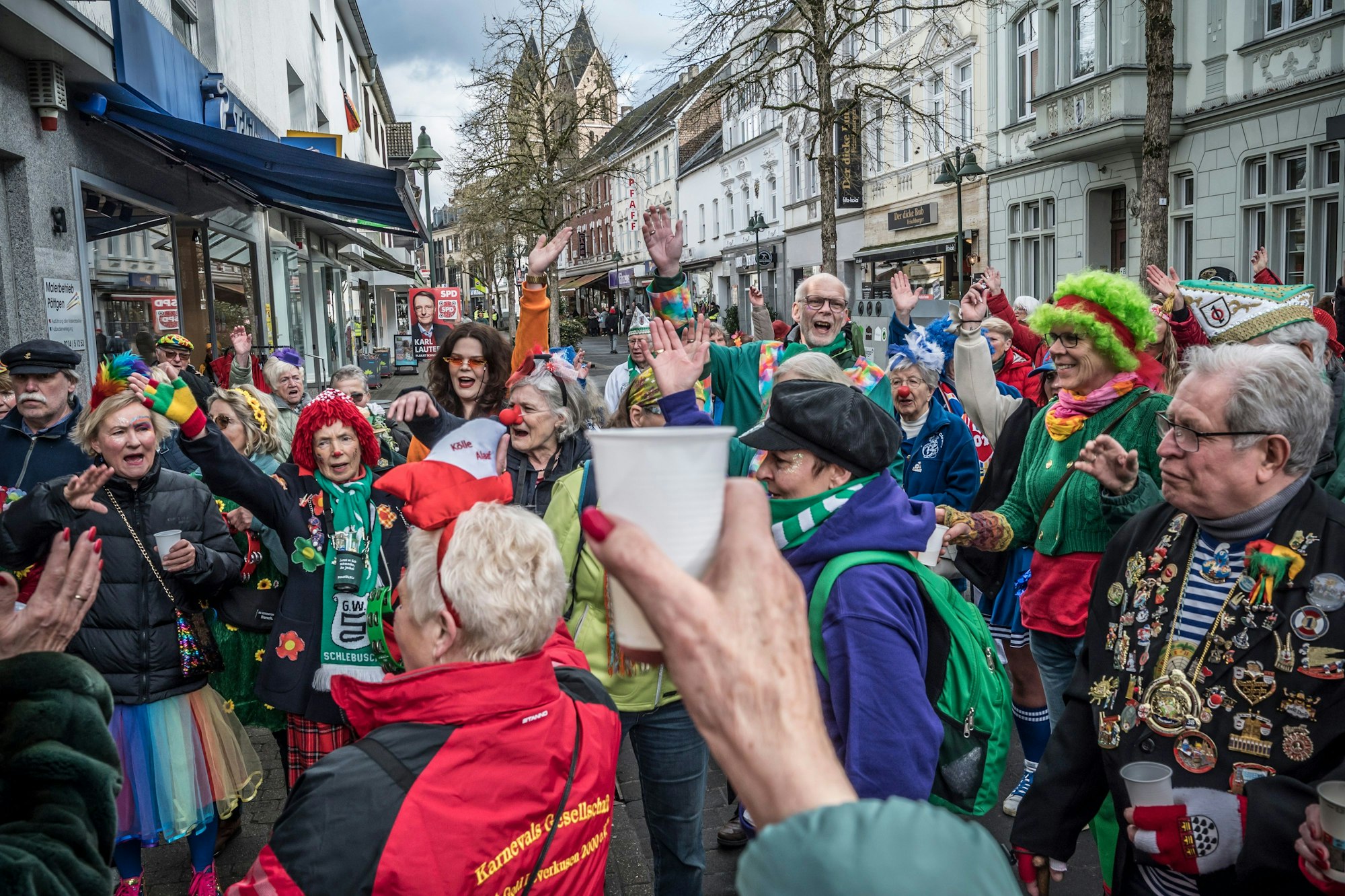 Zug der Schlebuscher Weiber an Weiberfastnacht.