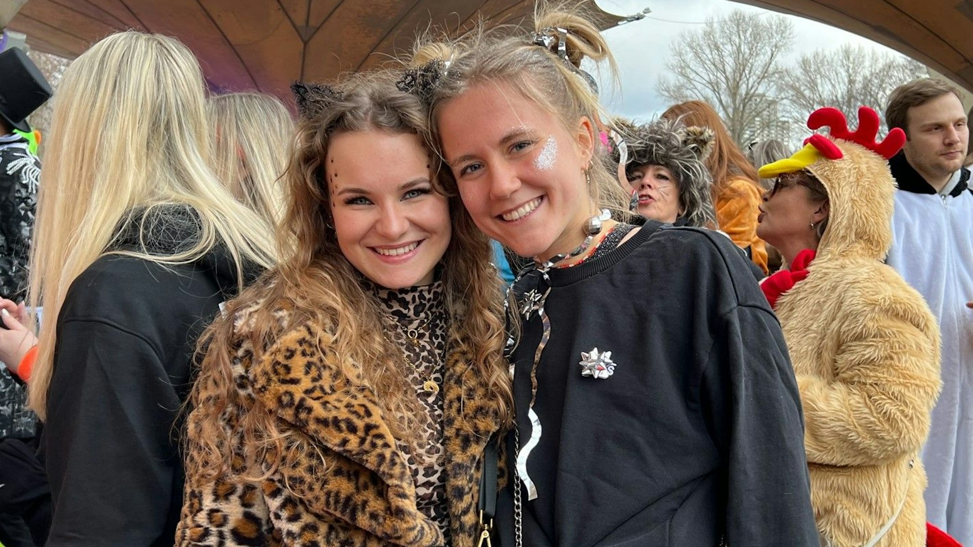 Luisa und Hannah feiern am Tanzbrunnen Karneval