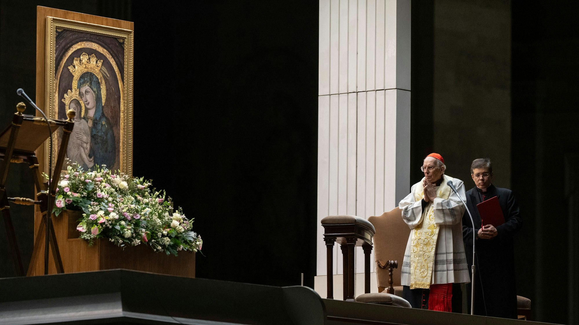 Dekan Kardinal Giovanni Battista Re (91) beim nächtlichen Rosenkranzgebet für den Papst auf dem Petersplatz.