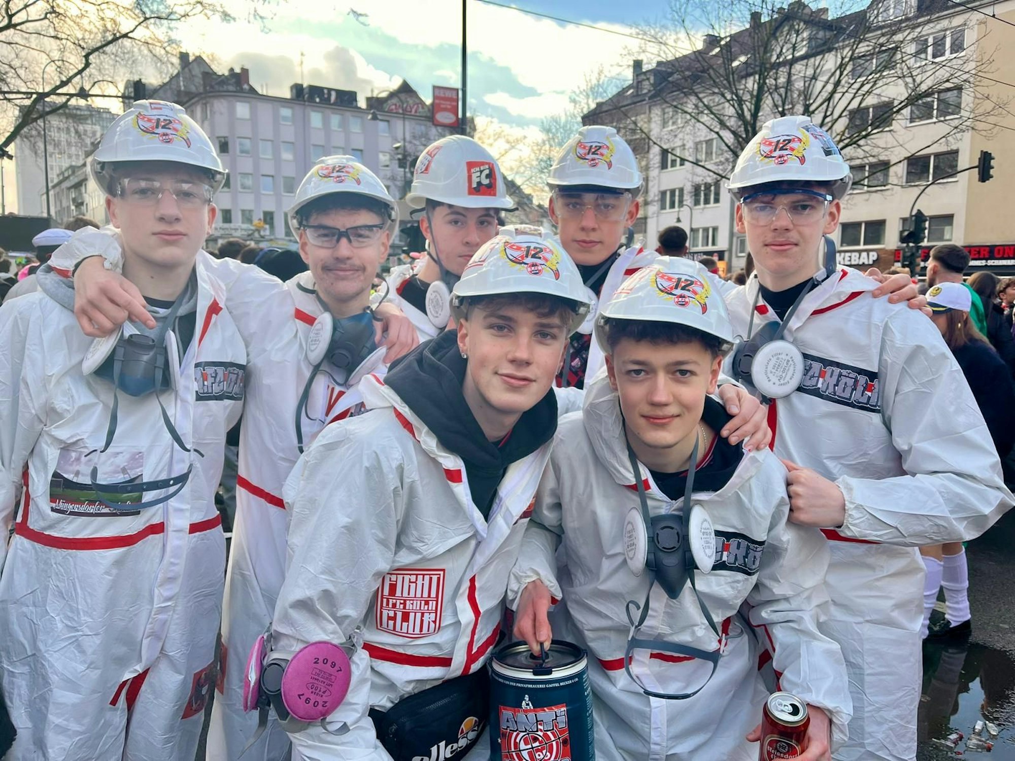 Freunde gehen an Weiberfastnacht 2025 als Chemiker.