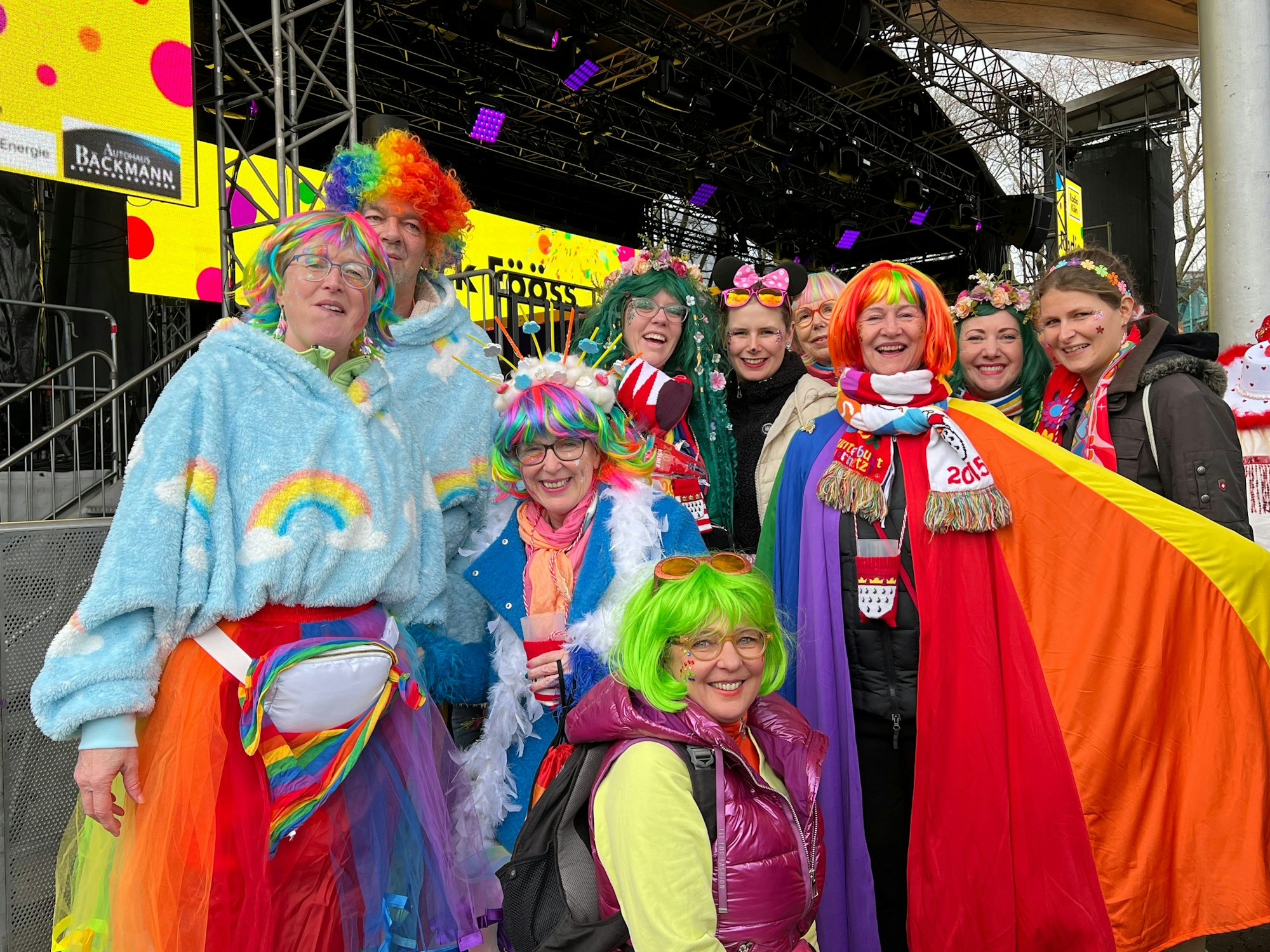 Köln ist bunt: Eine Regenbogen-Gruppe am Tanzbrunnen