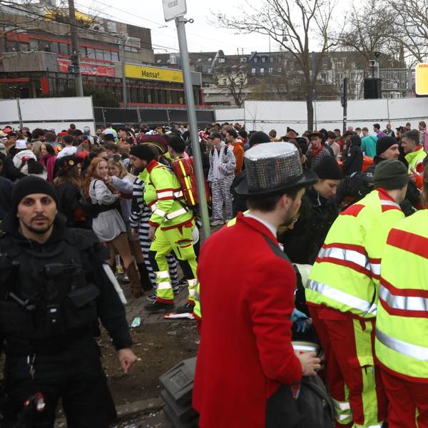 Ein Jeck wird vom Rettungsdienst an der Zülpicher Straße abtransportiert, er ist nicht der Einzige, der an Weiberfastnacht auf die Hilfe der Sanitäter angewiesen ist.