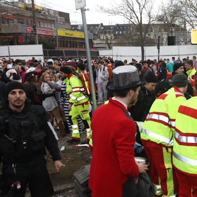 Ein Jeck wird vom Rettungsdienst an der Zülpicher Straße abtransportiert, er ist nicht der Einzige, der an Weiberfastnacht auf die Hilfe der Sanitäter angewiesen ist.