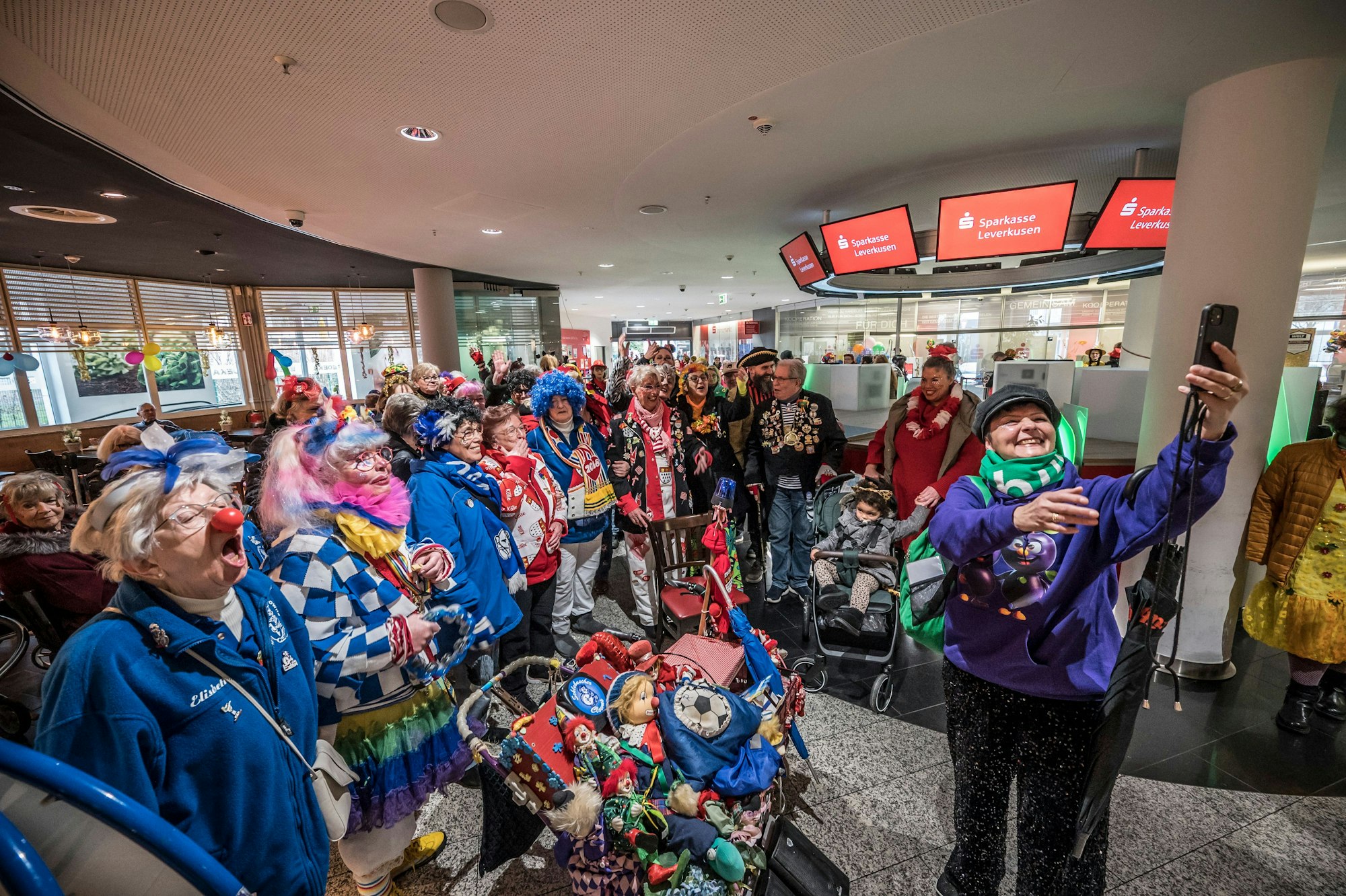 Zug der Schlebuscher Weiber an Weiberfastnacht. Foto: Ralf Krieger