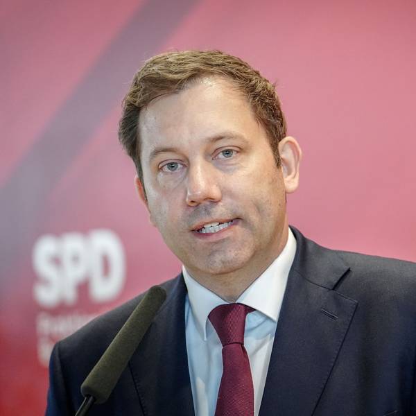 Das Foto zeigt Lars Klingbeil, SPD-Bundesvorsitzender und SPD-Fraktionsvorsitzender, bei einem Pressestatement am 26. Februar 2025.